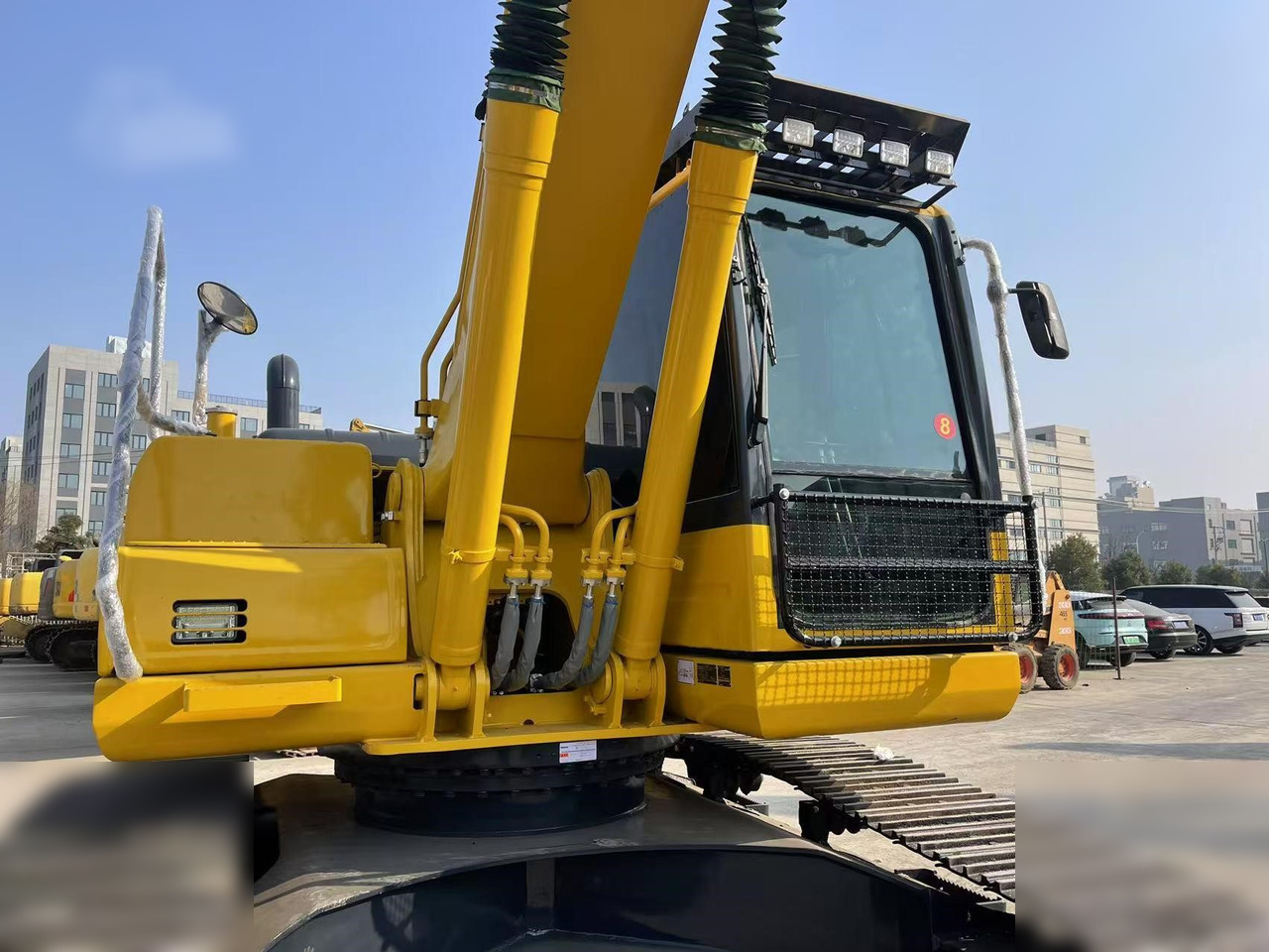 KOMATSU PC220-8 - Bager gusjeničar: slika KOMATSU PC220-8 - Bager gusjeničar KOMATSU PC220-8 - Bager gusjeničar: slika KOMATSU PC220-8 - Bager gusjeničar