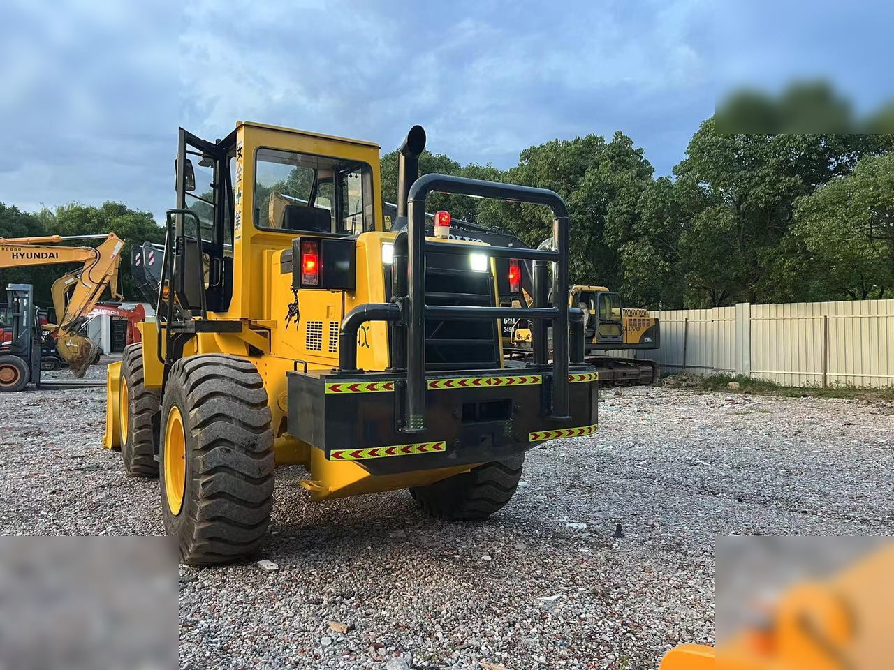 KOMATSU WA320-3 - Utovarivač na kotačima: slika KOMATSU WA320-3 - Utovarivač na kotačima KOMATSU WA320-3 - Utovarivač na kotačima: slika KOMATSU WA320-3 - Utovarivač na kotačima