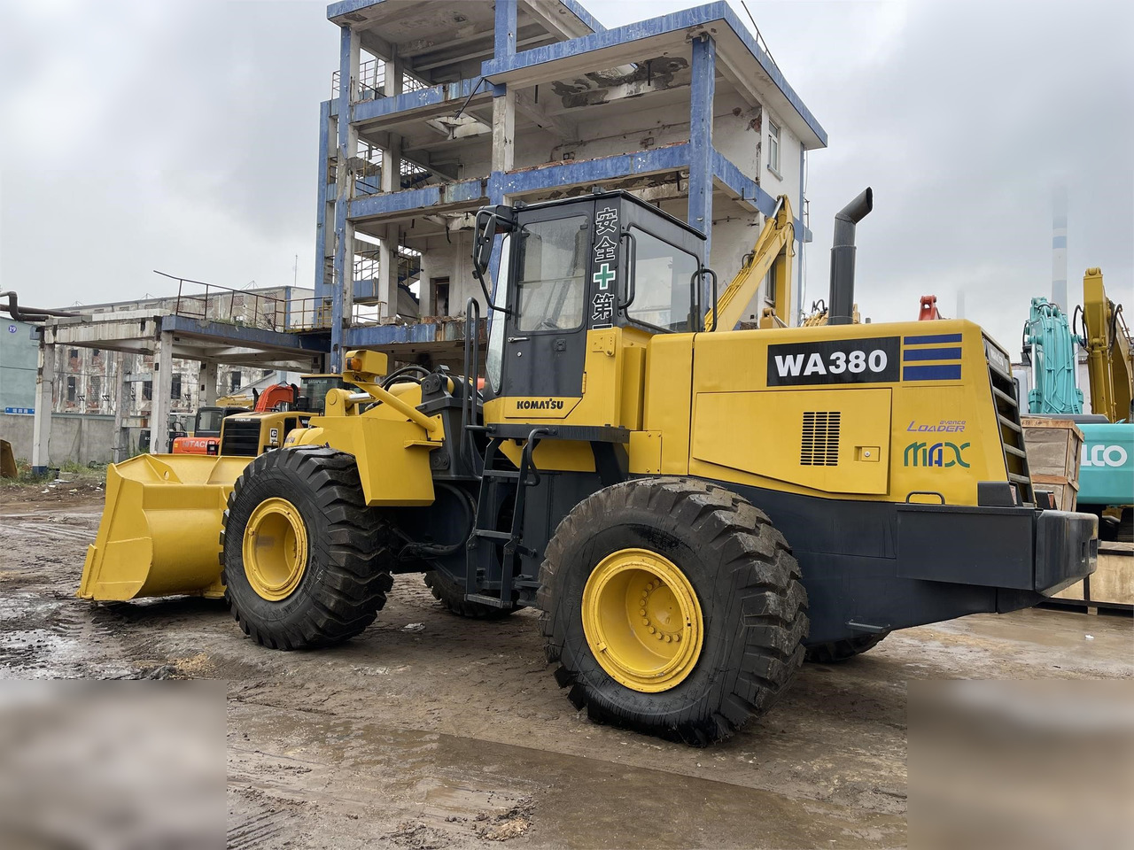 KOMATSU WA380-3 - Utovarivač na kotačima: slika KOMATSU WA380-3 - Utovarivač na kotačima KOMATSU WA380-3 - Utovarivač na kotačima: slika KOMATSU WA380-3 - Utovarivač na kotačima