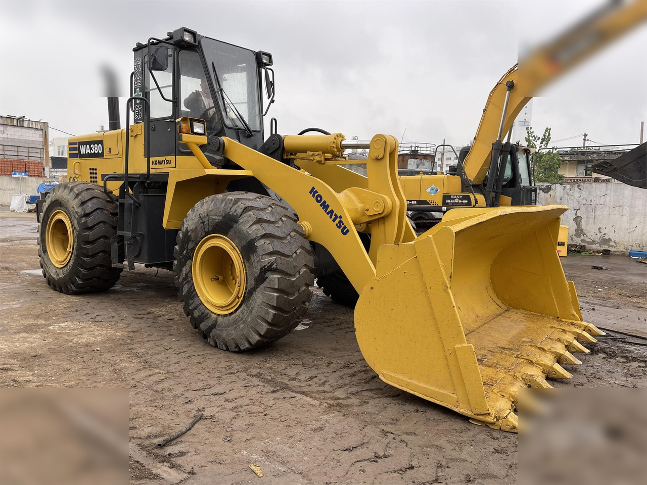 KOMATSU WA380-3 - Utovarivač na kotačima: slika KOMATSU WA380-3 - Utovarivač na kotačima KOMATSU WA380-3 - Utovarivač na kotačima: slika KOMATSU WA380-3 - Utovarivač na kotačima