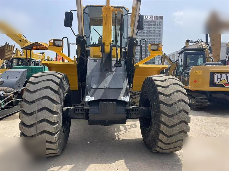 KOMATSU WA380-3 - Utovarivač na kotačima: slika KOMATSU WA380-3 - Utovarivač na kotačima KOMATSU WA380-3 - Utovarivač na kotačima: slika KOMATSU WA380-3 - Utovarivač na kotačima