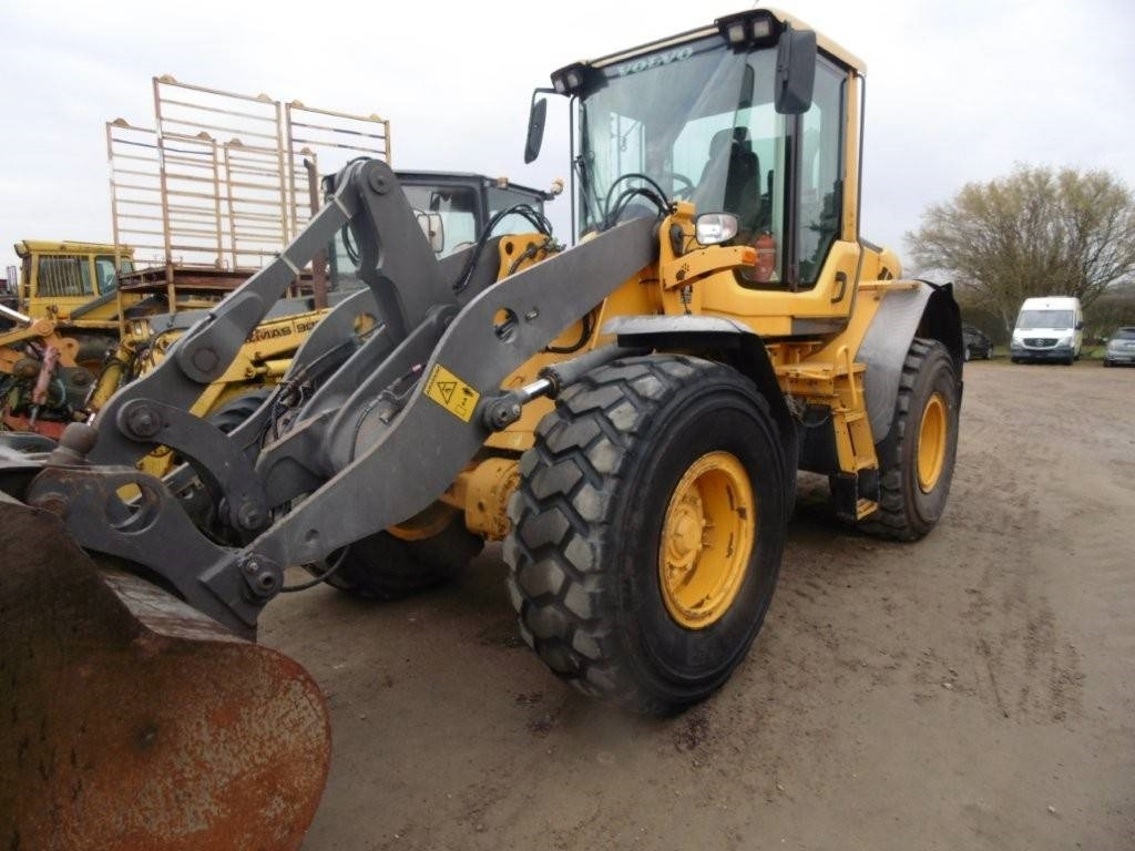 Volvo L 60 F - Utovarivač na kotačima: slika Volvo L 60 F - Utovarivač na kotačima Volvo L 60 F - Utovarivač na kotačima: slika Volvo L 60 F - Utovarivač na kotačima
