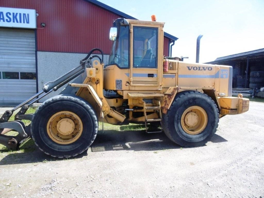 Volvo L90B - Utovarivač na kotačima: slika Volvo L90B - Utovarivač na kotačima Volvo L90B - Utovarivač na kotačima: slika Volvo L90B - Utovarivač na kotačima