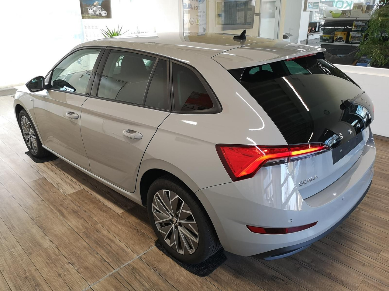 Skoda Scala Ambition 1,0 TSI 81 kW*NAVI*LED*R-KAM*PDC* - Limuzina: slika Skoda Scala Ambition 1,0 TSI 81 kW*NAVI*LED*R-KAM*PDC* - Limuzina Skoda Scala Ambition 1,0 TSI 81 kW*NAVI*LED*R-KAM*PDC* - Limuzina: slika Skoda Scala Ambition 1,0 TSI 81 kW*NAVI*LED*R-KAM*PDC* - Limuzina