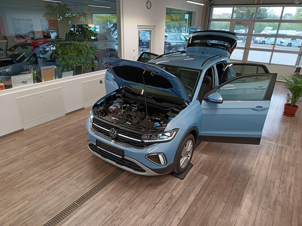 Volkswagen T-Cross Life 1.5 TSI DSG*AHK*MATRIX LED*ACC*SHZ* - SUV: slika Volkswagen T-Cross Life 1.5 TSI DSG*AHK*MATRIX LED*ACC*SHZ* - SUV Volkswagen T-Cross Life 1.5 TSI DSG*AHK*MATRIX LED*ACC*SHZ* - SUV: slika Volkswagen T-Cross Life 1.5 TSI DSG*AHK*MATRIX LED*ACC*SHZ* - SUV