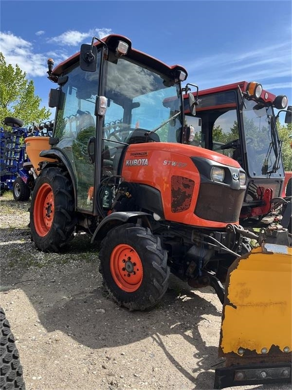 Kubota STW37 - Općinski traktor: slika Kubota STW37 - Općinski traktor Kubota STW37 - Općinski traktor: slika Kubota STW37 - Općinski traktor