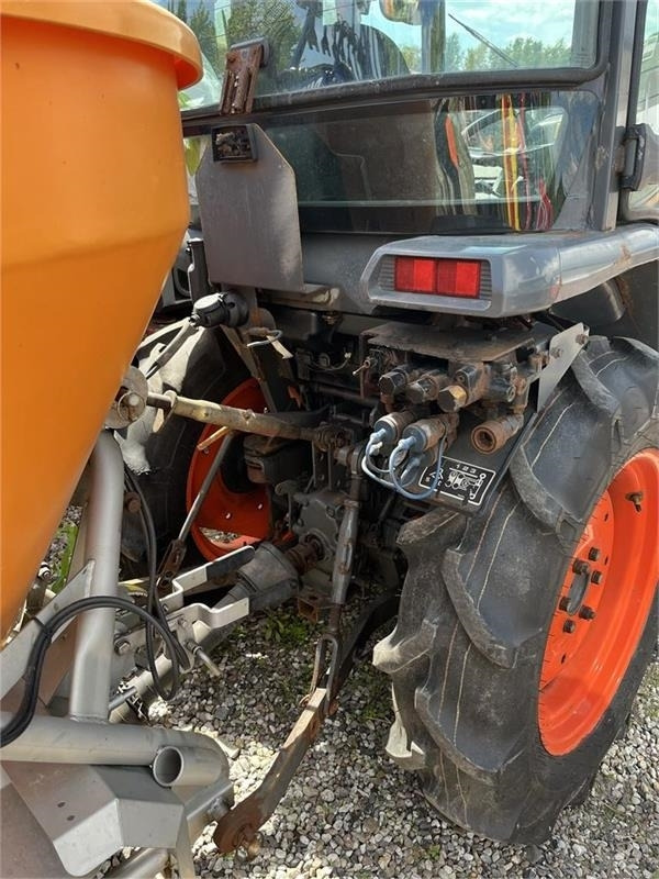Kubota STW37 Kun 1144 timer - Općinski traktor: slika Kubota STW37 Kun 1144 timer - Općinski traktor Kubota STW37 Kun 1144 timer - Općinski traktor: slika Kubota STW37 Kun 1144 timer - Općinski traktor