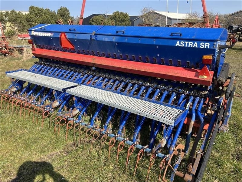 Kuhn HR 4002 Med Fiona Astra SR - Kombajn i sijačica: slika Kuhn HR 4002 Med Fiona Astra SR - Kombajn i sijačica Kuhn HR 4002 Med Fiona Astra SR - Kombajn i sijačica: slika Kuhn HR 4002 Med Fiona Astra SR - Kombajn i sijačica