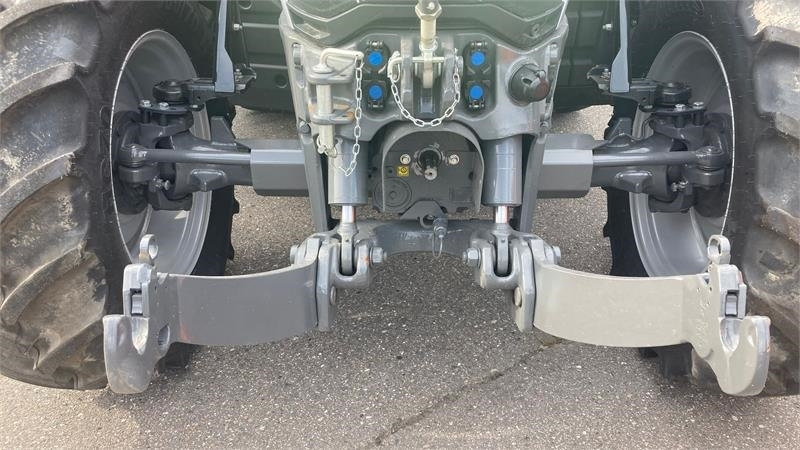 Massey Ferguson 5S.145 Exclusive Dyna-6 Exclusive - Traktor: slika Massey Ferguson 5S.145 Exclusive Dyna-6 Exclusive - Traktor Massey Ferguson 5S.145 Exclusive Dyna-6 Exclusive - Traktor: slika Massey Ferguson 5S.145 Exclusive Dyna-6 Exclusive - Traktor