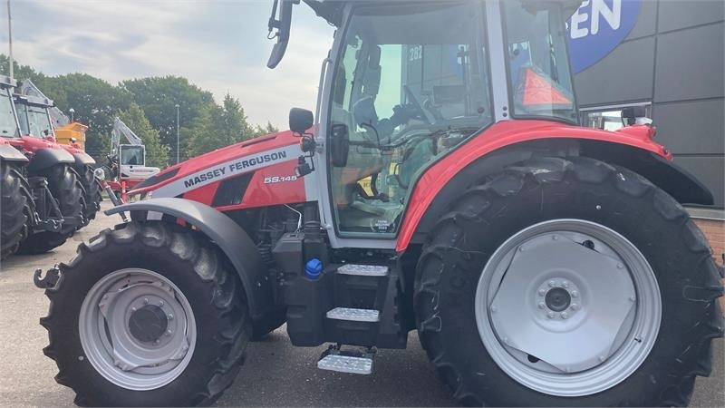 Massey Ferguson 5S.145 Exclusive Dyna-6 Exclusive - Traktor: slika Massey Ferguson 5S.145 Exclusive Dyna-6 Exclusive - Traktor Massey Ferguson 5S.145 Exclusive Dyna-6 Exclusive - Traktor: slika Massey Ferguson 5S.145 Exclusive Dyna-6 Exclusive - Traktor