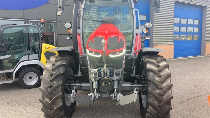 Massey Ferguson 5S.145 Exclusive Dyna-6 Exclusive - Traktor: slika Massey Ferguson 5S.145 Exclusive Dyna-6 Exclusive - Traktor Massey Ferguson 5S.145 Exclusive Dyna-6 Exclusive - Traktor: slika Massey Ferguson 5S.145 Exclusive Dyna-6 Exclusive - Traktor