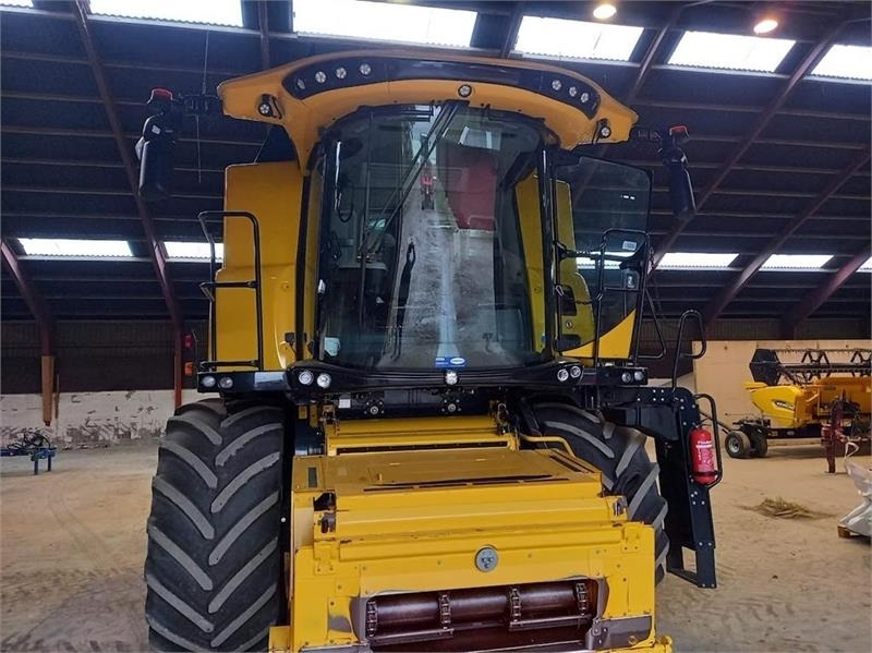 New Holland CR9.80 - Kombajn za žetvu: slika New Holland CR9.80 - Kombajn za žetvu New Holland CR9.80 - Kombajn za žetvu: slika New Holland CR9.80 - Kombajn za žetvu