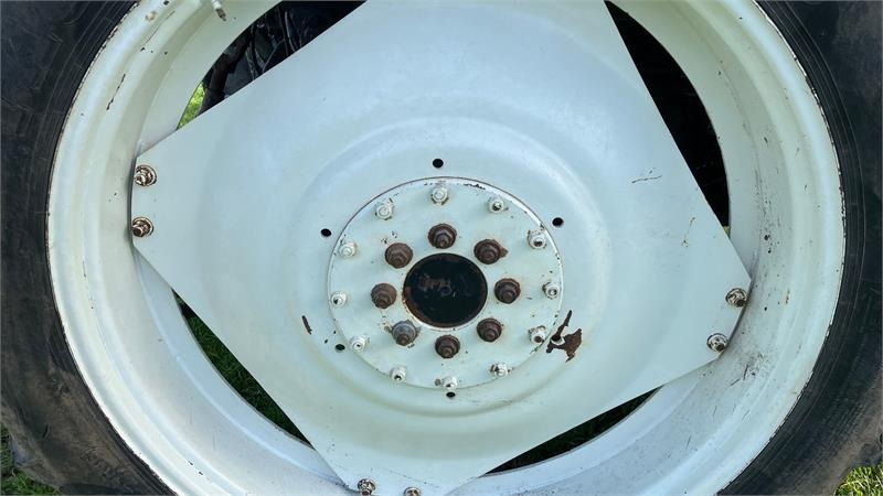 Taurus 270/95R32 - 300/95R46  - Guma za Poljoprivredni strojevi: slika Taurus 270/95R32 - 300/95R46  - Guma za Poljoprivredni strojevi Taurus 270/95R32 - 300/95R46  - Guma za Poljoprivredni strojevi: slika Taurus 270/95R32 - 300/95R46  - Guma za Poljoprivredni strojevi