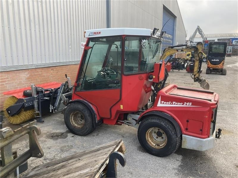Timan Tool-Trac 245 - Općinski traktor: slika Timan Tool-Trac 245 - Općinski traktor Timan Tool-Trac 245 - Općinski traktor: slika Timan Tool-Trac 245 - Općinski traktor