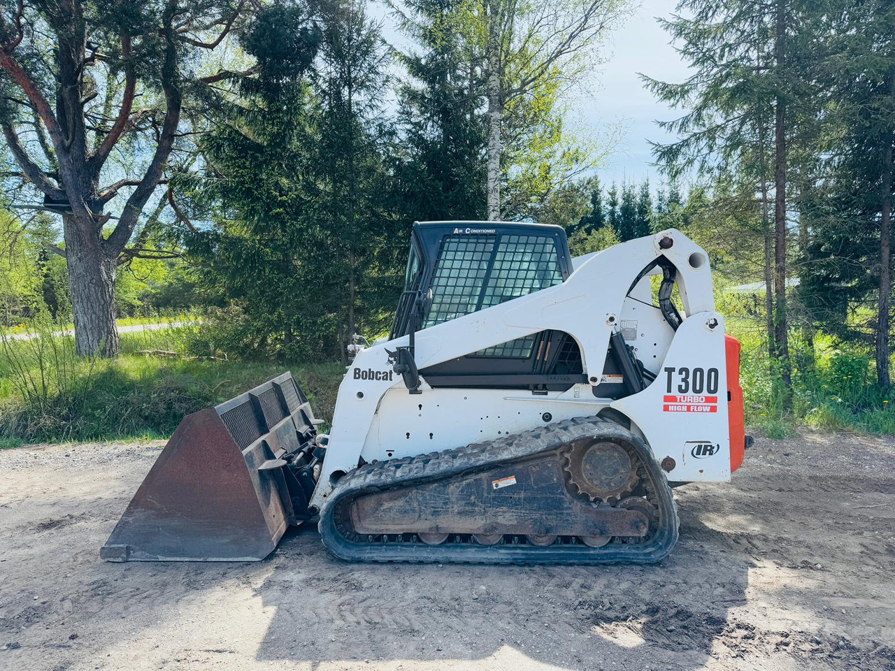 BOBCAT T300 - Mini utovarivač: slika BOBCAT T300 - Mini utovarivač BOBCAT T300 - Mini utovarivač: slika BOBCAT T300 - Mini utovarivač