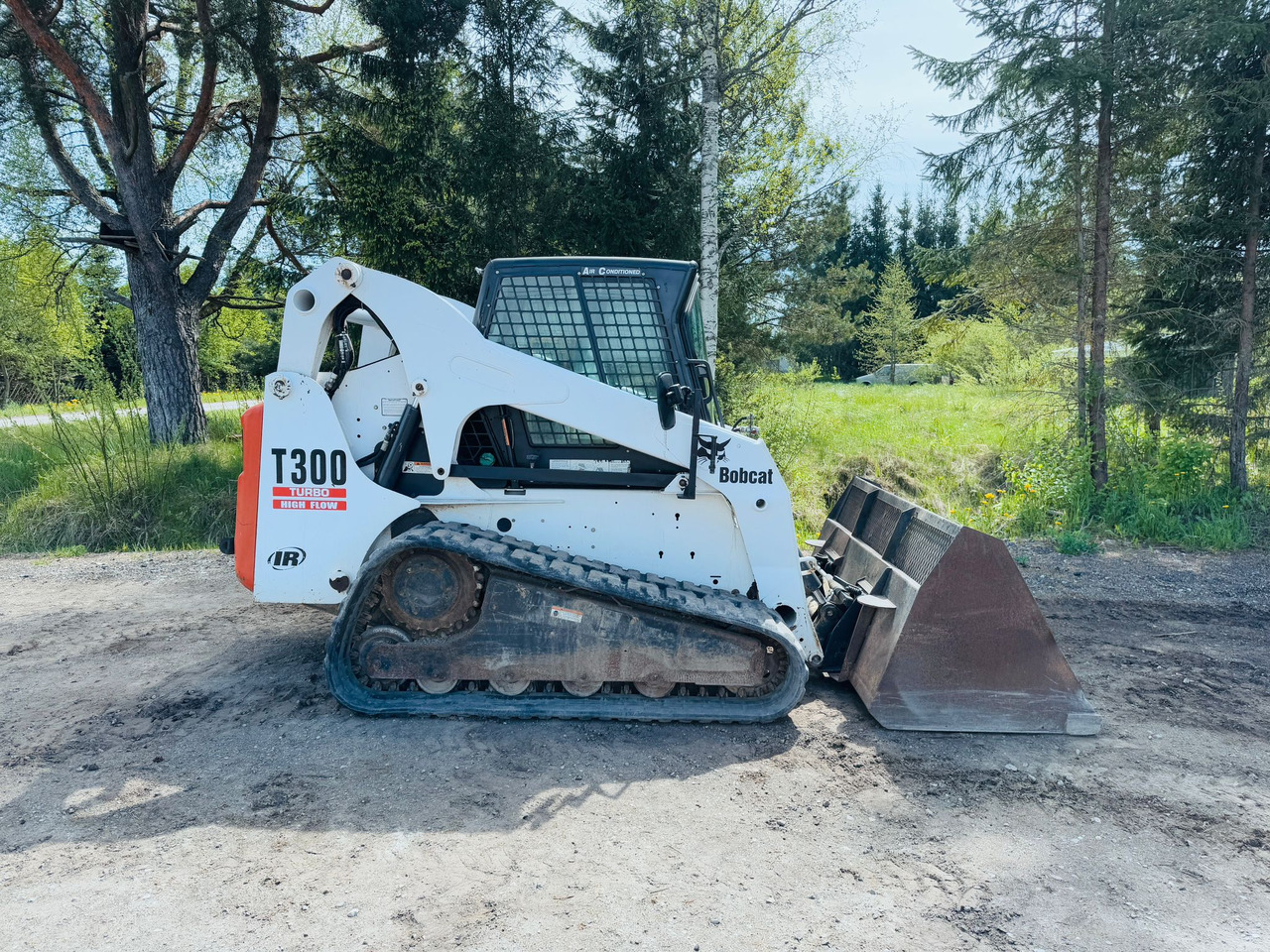 BOBCAT T300 - Mini utovarivač: slika BOBCAT T300 - Mini utovarivač BOBCAT T300 - Mini utovarivač: slika BOBCAT T300 - Mini utovarivač