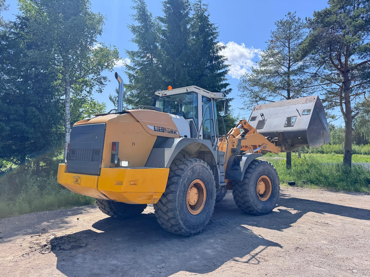 Liebherr L544 - Utovarivač na kotačima: slika Liebherr L544 - Utovarivač na kotačima Liebherr L544 - Utovarivač na kotačima: slika Liebherr L544 - Utovarivač na kotačima