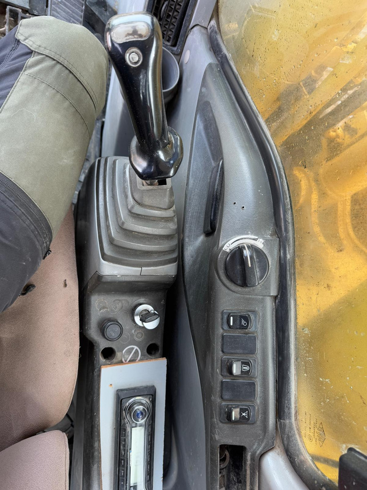 Bager gusjeničar New Holland E 215: slika Bager gusjeničar New Holland E 215 Bager gusjeničar New Holland E 215: slika Bager gusjeničar New Holland E 215