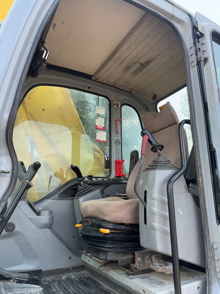 Bager gusjeničar New Holland E 215: slika Bager gusjeničar New Holland E 215 Bager gusjeničar New Holland E 215: slika Bager gusjeničar New Holland E 215