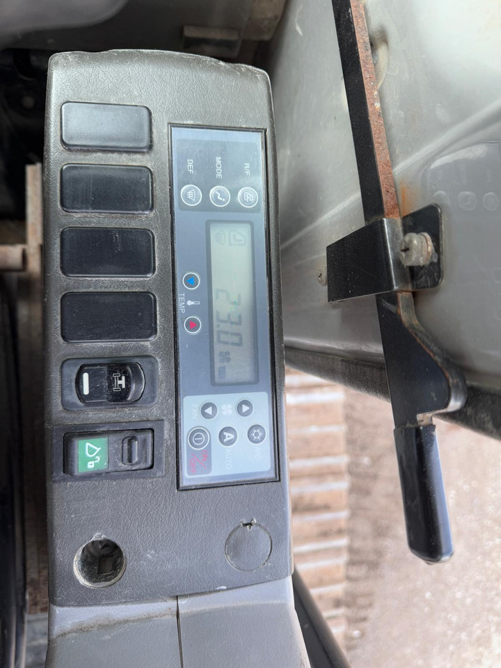 Bager gusjeničar New Holland E 215: slika Bager gusjeničar New Holland E 215 Bager gusjeničar New Holland E 215: slika Bager gusjeničar New Holland E 215