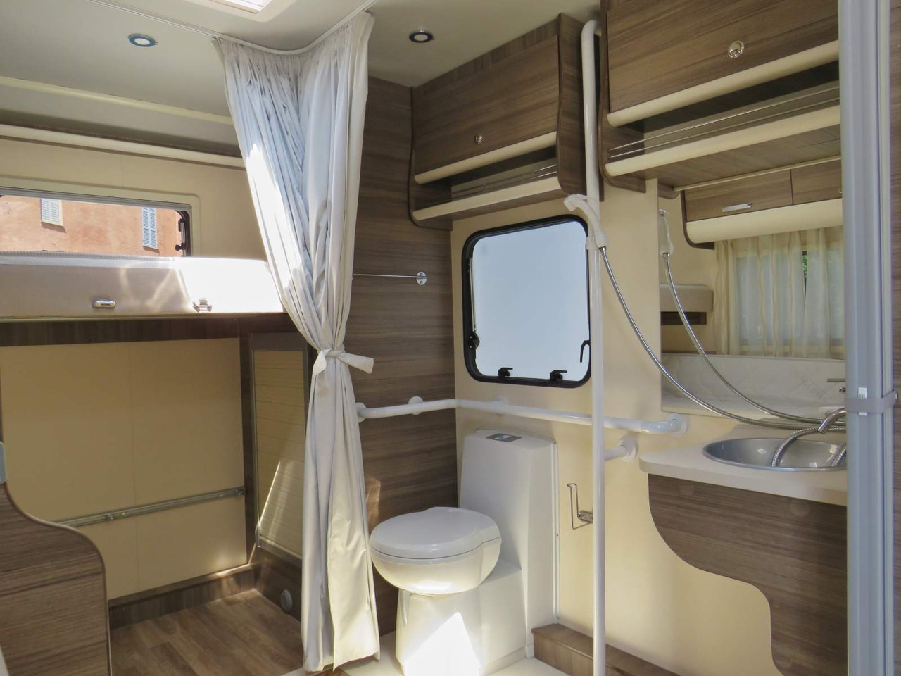 Fiat Ducato RETRACTABLE PLATFORM (300KG CAPACITY) - Alkoven kamper: slika Fiat Ducato RETRACTABLE PLATFORM (300KG CAPACITY) - Alkoven kamper Fiat Ducato RETRACTABLE PLATFORM (300KG CAPACITY) - Alkoven kamper: slika Fiat Ducato RETRACTABLE PLATFORM (300KG CAPACITY) - Alkoven kamper