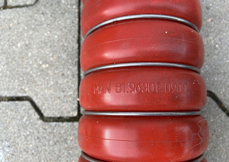 Guma chłodnicy MAN TGX TGS TG3 NOWA łącznik - Hladnjak za Kamion: slika Guma chłodnicy MAN TGX TGS TG3 NOWA łącznik - Hladnjak za Kamion Guma chłodnicy MAN TGX TGS TG3 NOWA łącznik - Hladnjak za Kamion: slika Guma chłodnicy MAN TGX TGS TG3 NOWA łącznik - Hladnjak za Kamion