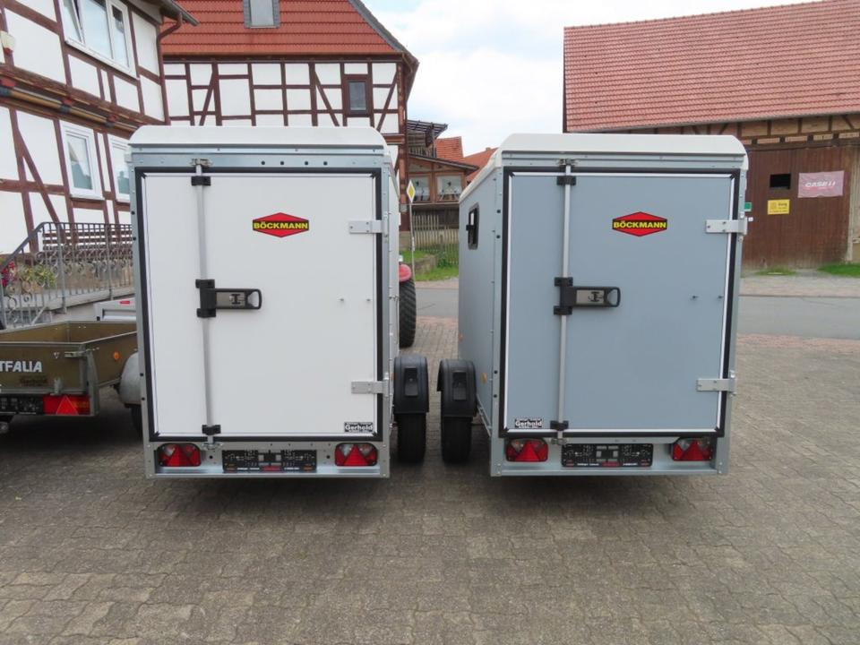 Prikolica sa zatvorenim sandukom Böckmann KT 2513/135 PKW-Anhänger Kofferanhänger Fenster 100km/h: slika Prikolica sa zatvorenim sandukom Böckmann KT 2513/135 PKW-Anhänger Kofferanhänger Fenster 100km/h Prikolica sa zatvorenim sandukom Böckmann KT 2513/135 PKW-Anhänger Kofferanhänger Fenster 100km/h: slika Prikolica sa zatvorenim sandukom Böckmann KT 2513/135 PKW-Anhänger Kofferanhänger Fenster 100km/h