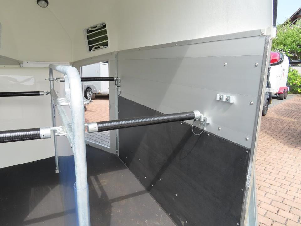 Prikolica za konje Böckmann Pferdeanhänger Champion Esprit ISY Sattelkammer 100km/h: slika Prikolica za konje Böckmann Pferdeanhänger Champion Esprit ISY Sattelkammer 100km/h Prikolica za konje Böckmann Pferdeanhänger Champion Esprit ISY Sattelkammer 100km/h: slika Prikolica za konje Böckmann Pferdeanhänger Champion Esprit ISY Sattelkammer 100km/h