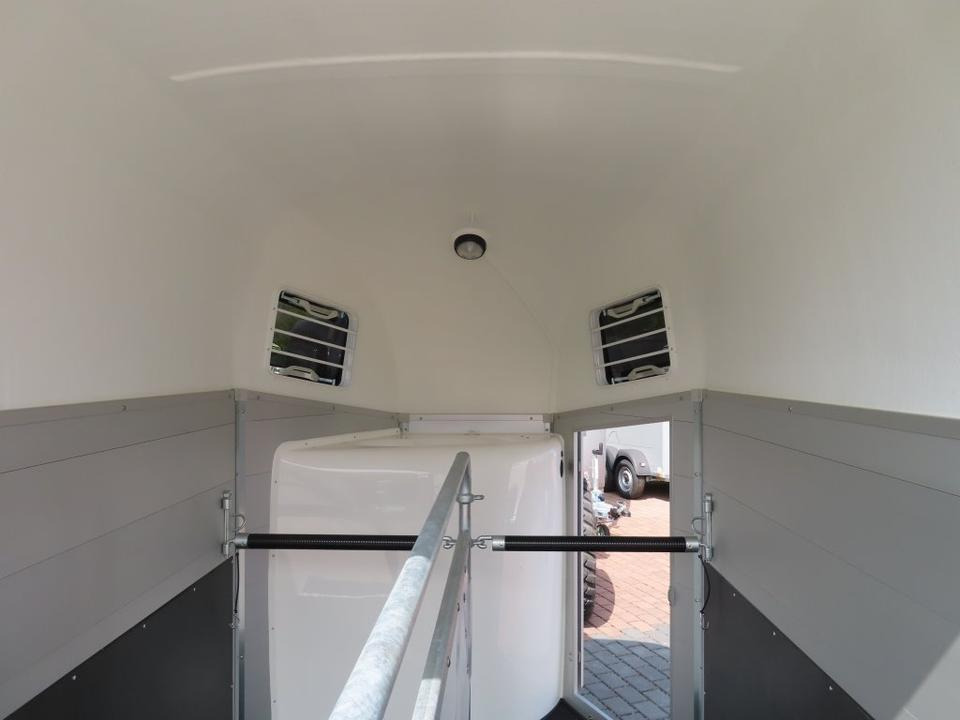 Prikolica za konje Böckmann Pferdeanhänger Champion Esprit ISY Sattelkammer 100km/h: slika Prikolica za konje Böckmann Pferdeanhänger Champion Esprit ISY Sattelkammer 100km/h Prikolica za konje Böckmann Pferdeanhänger Champion Esprit ISY Sattelkammer 100km/h: slika Prikolica za konje Böckmann Pferdeanhänger Champion Esprit ISY Sattelkammer 100km/h