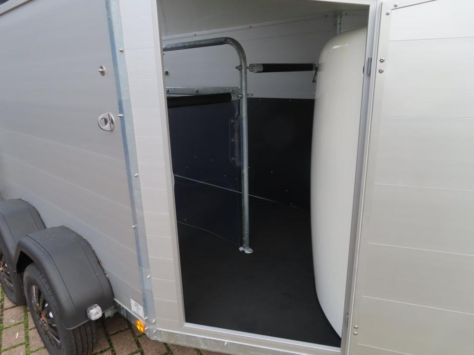 Böckmann Pferdeanhänger, Champion, Esprit, Sattelkammer, 100 km/h - Prikolica za konje: slika Böckmann Pferdeanhänger, Champion, Esprit, Sattelkammer, 100 km/h - Prikolica za konje Böckmann Pferdeanhänger, Champion, Esprit, Sattelkammer, 100 km/h - Prikolica za konje: slika Böckmann Pferdeanhänger, Champion, Esprit, Sattelkammer, 100 km/h - Prikolica za konje