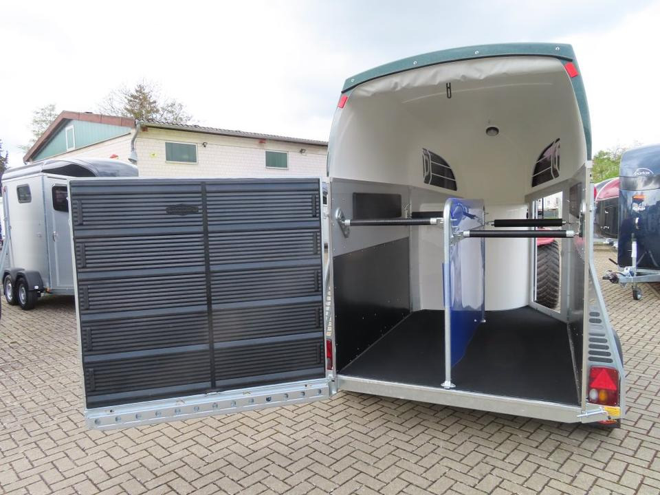 Böckmann Pferdeanhänger Champion R Flügeltür Saka. 100km/h - Prikolica za konje: slika Böckmann Pferdeanhänger Champion R Flügeltür Saka. 100km/h - Prikolica za konje Böckmann Pferdeanhänger Champion R Flügeltür Saka. 100km/h - Prikolica za konje: slika Böckmann Pferdeanhänger Champion R Flügeltür Saka. 100km/h - Prikolica za konje