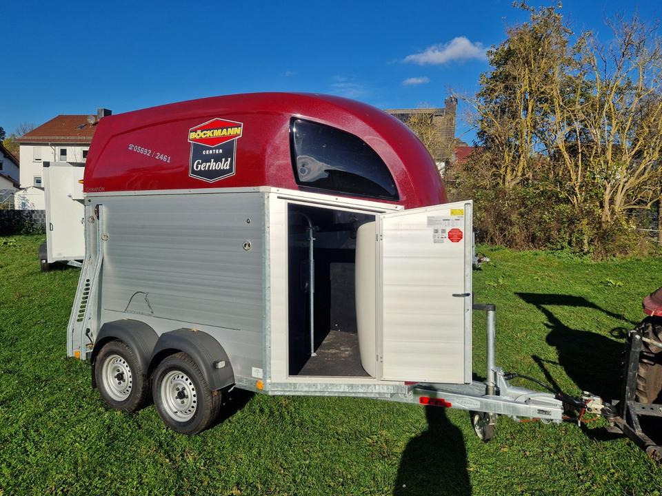 Böckmann Pferdeanhänger Champion R, SaKa., 100 km/h - Prikolica za konje: slika Böckmann Pferdeanhänger Champion R, SaKa., 100 km/h - Prikolica za konje Böckmann Pferdeanhänger Champion R, SaKa., 100 km/h - Prikolica za konje: slika Böckmann Pferdeanhänger Champion R, SaKa., 100 km/h - Prikolica za konje