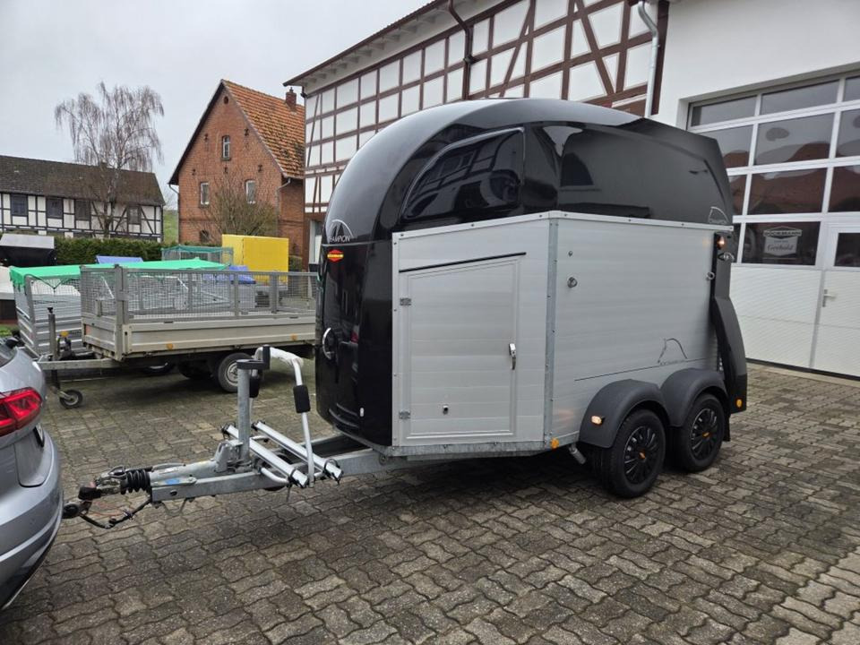 Böckmann Pferdeanhänger Champion R SaKa. WCF-Fahrwerk 100 km/h - Prikolica za konje: slika Böckmann Pferdeanhänger Champion R SaKa. WCF-Fahrwerk 100 km/h - Prikolica za konje Böckmann Pferdeanhänger Champion R SaKa. WCF-Fahrwerk 100 km/h - Prikolica za konje: slika Böckmann Pferdeanhänger Champion R SaKa. WCF-Fahrwerk 100 km/h - Prikolica za konje