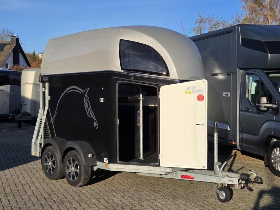 Böckmann Pferdeanhänger, Comfort, Alub. Sattelk. 100 km/h, top - Prikolica za konje: slika Böckmann Pferdeanhänger, Comfort, Alub. Sattelk. 100 km/h, top - Prikolica za konje Böckmann Pferdeanhänger, Comfort, Alub. Sattelk. 100 km/h, top - Prikolica za konje: slika Böckmann Pferdeanhänger, Comfort, Alub. Sattelk. 100 km/h, top - Prikolica za konje