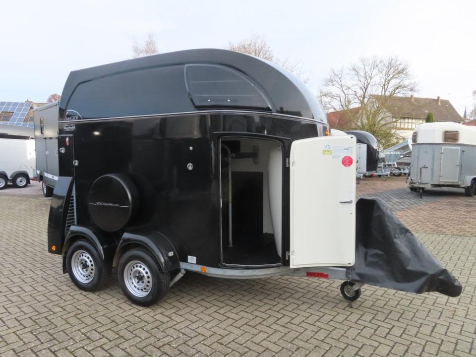 Pferdeanhänger Böckmann Master, Aluboden Sattelkammer 100 Km/h - Prikolica za konje: slika Pferdeanhänger Böckmann Master, Aluboden Sattelkammer 100 Km/h - Prikolica za konje Pferdeanhänger Böckmann Master, Aluboden Sattelkammer 100 Km/h - Prikolica za konje: slika Pferdeanhänger Böckmann Master, Aluboden Sattelkammer 100 Km/h - Prikolica za konje