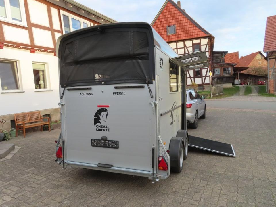 Pferdeanhänger Cheval Liberte MAXI 2 Sattelraum 100 km/h Kamera - Prikolica za konje: slika Pferdeanhänger Cheval Liberte MAXI 2 Sattelraum 100 km/h Kamera - Prikolica za konje Pferdeanhänger Cheval Liberte MAXI 2 Sattelraum 100 km/h Kamera - Prikolica za konje: slika Pferdeanhänger Cheval Liberte MAXI 2 Sattelraum 100 km/h Kamera - Prikolica za konje