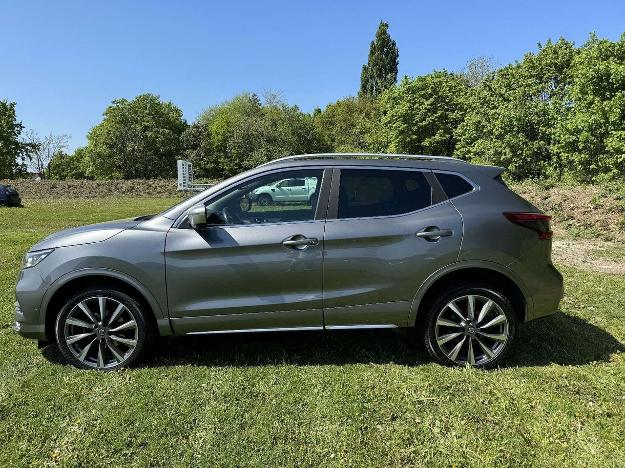 Nissan Qashqai 1.7 dCi N-Connecta 4x4 ALLRAD AUTOMATIK - SUV: slika Nissan Qashqai 1.7 dCi N-Connecta 4x4 ALLRAD AUTOMATIK - SUV Nissan Qashqai 1.7 dCi N-Connecta 4x4 ALLRAD AUTOMATIK - SUV: slika Nissan Qashqai 1.7 dCi N-Connecta 4x4 ALLRAD AUTOMATIK - SUV