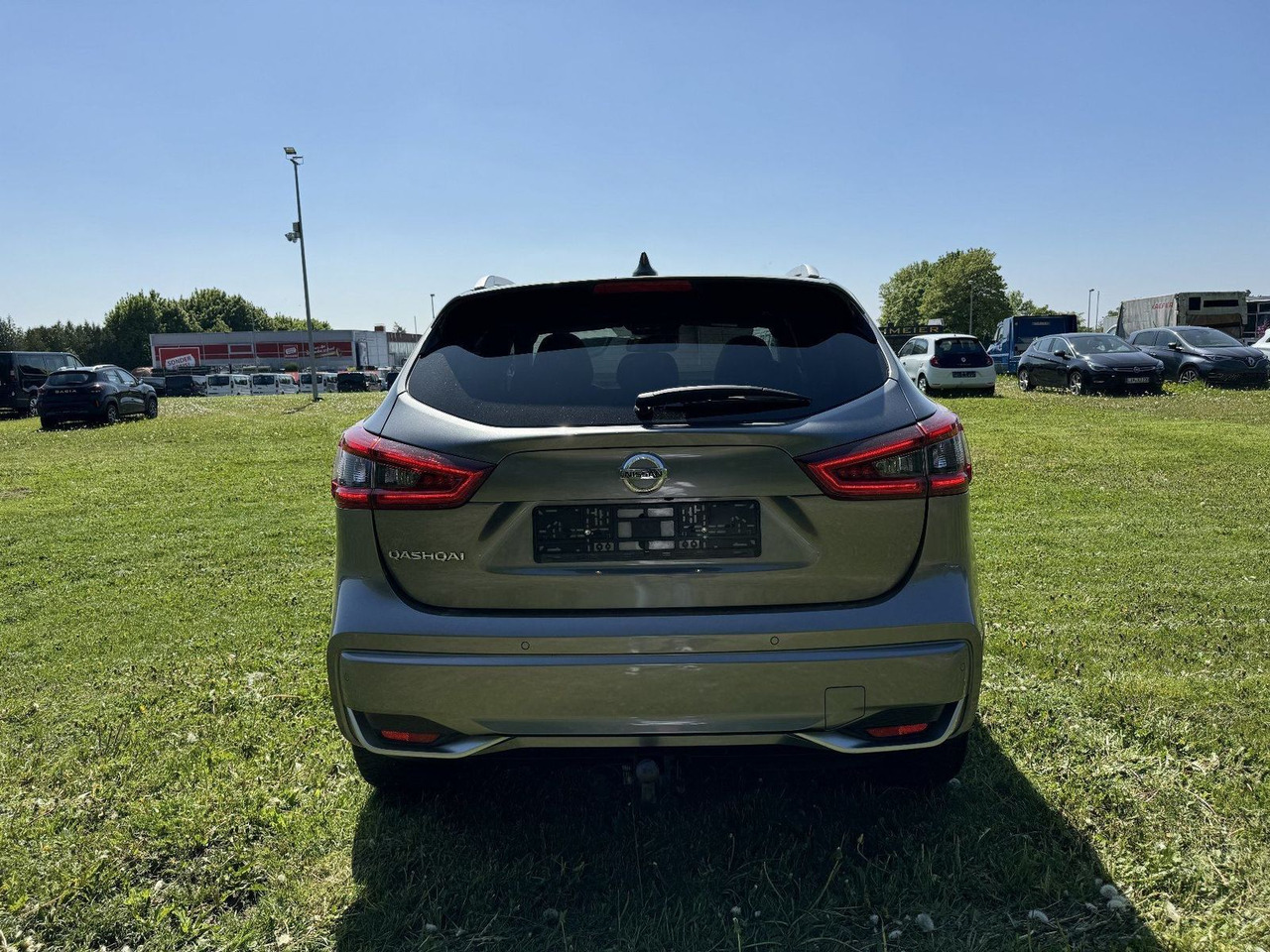 Nissan Qashqai 1.7 dCi N-Connecta 4x4 ALLRAD AUTOMATIK - SUV: slika Nissan Qashqai 1.7 dCi N-Connecta 4x4 ALLRAD AUTOMATIK - SUV Nissan Qashqai 1.7 dCi N-Connecta 4x4 ALLRAD AUTOMATIK - SUV: slika Nissan Qashqai 1.7 dCi N-Connecta 4x4 ALLRAD AUTOMATIK - SUV