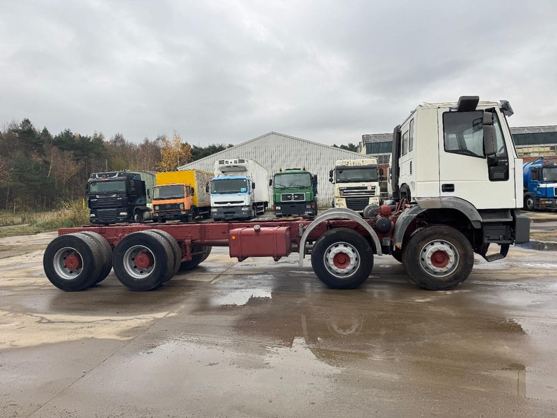 Iveco Eurotrakker 340 E 34 (GRAND PONT / LAMES / POMPE MANUELLE / BOITE MANUELLE / 12 ROUES) - Kamion-šasija: slika Iveco Eurotrakker 340 E 34 (GRAND PONT / LAMES / POMPE MANUELLE / BOITE MANUELLE / 12 ROUES) - Kamion-šasija Iveco Eurotrakker 340 E 34 (GRAND PONT / LAMES / POMPE MANUELLE / BOITE MANUELLE / 12 ROUES) - Kamion-šasija: slika Iveco Eurotrakker 340 E 34 (GRAND PONT / LAMES / POMPE MANUELLE / BOITE MANUELLE / 12 ROUES) - Kamion-šasija