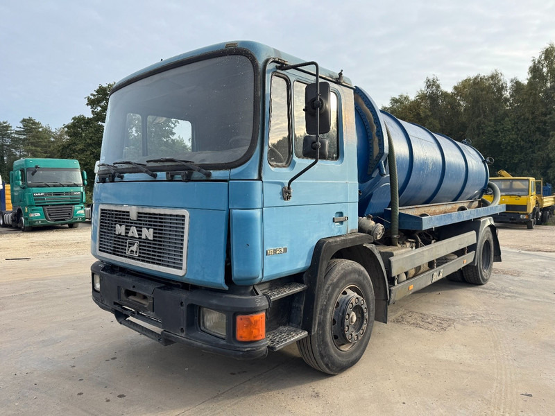 MAN 18.232 (12.000L / STEEL SUSPENSION / 6 CYLINDER WITH MANUAL PUMP) - Vakum kamion: slika MAN 18.232 (12.000L / STEEL SUSPENSION / 6 CYLINDER WITH MANUAL PUMP) - Vakum kamion MAN 18.232 (12.000L / STEEL SUSPENSION / 6 CYLINDER WITH MANUAL PUMP) - Vakum kamion: slika MAN 18.232 (12.000L / STEEL SUSPENSION / 6 CYLINDER WITH MANUAL PUMP) - Vakum kamion
