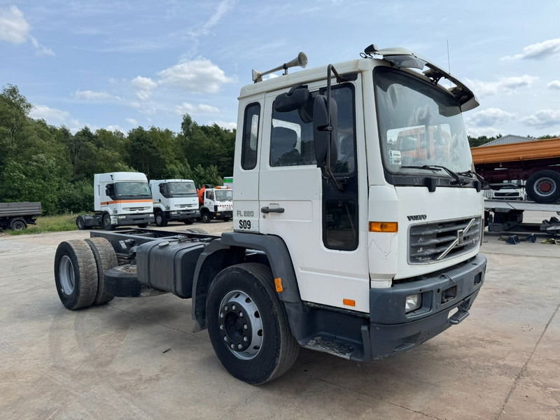 Volvo FL 6 - 220 (FULL STEEL SUSPENSION / MANUAL GEARBOX / PERFECT) - Kamion-šasija: slika Volvo FL 6 - 220 (FULL STEEL SUSPENSION / MANUAL GEARBOX / PERFECT) - Kamion-šasija Volvo FL 6 - 220 (FULL STEEL SUSPENSION / MANUAL GEARBOX / PERFECT) - Kamion-šasija: slika Volvo FL 6 - 220 (FULL STEEL SUSPENSION / MANUAL GEARBOX / PERFECT) - Kamion-šasija