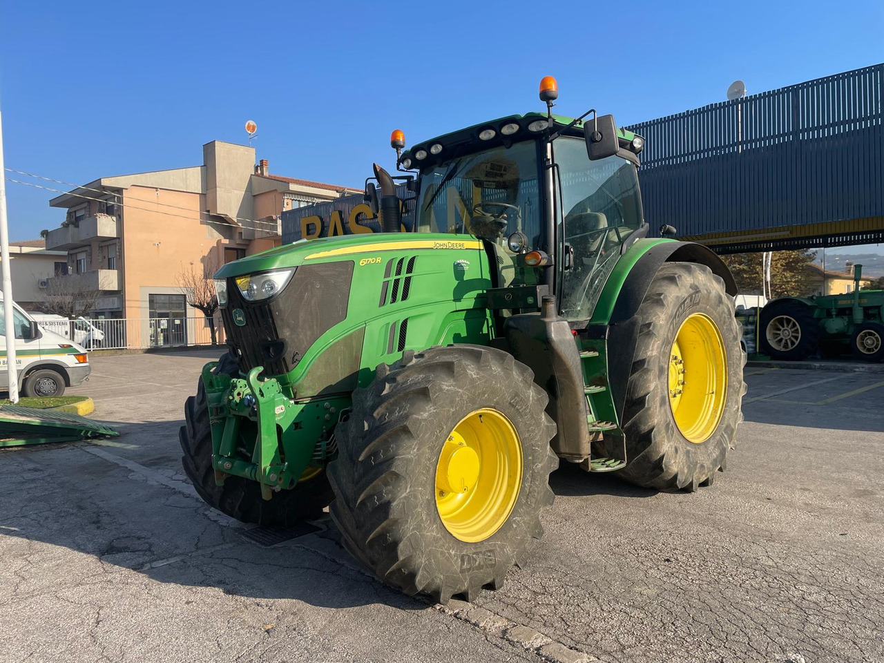 JOHN DEERE 6170 R - Traktor: slika JOHN DEERE 6170 R - Traktor JOHN DEERE 6170 R - Traktor: slika JOHN DEERE 6170 R - Traktor