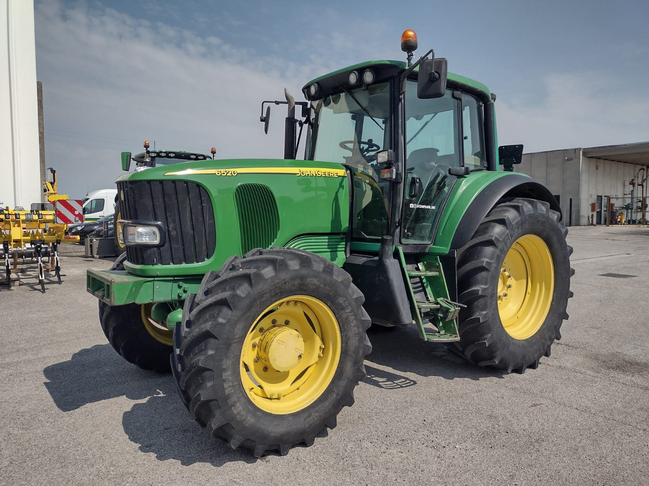 JOHN DEERE 6520 PREMIUM - Traktor: slika JOHN DEERE 6520 PREMIUM - Traktor JOHN DEERE 6520 PREMIUM - Traktor: slika JOHN DEERE 6520 PREMIUM - Traktor