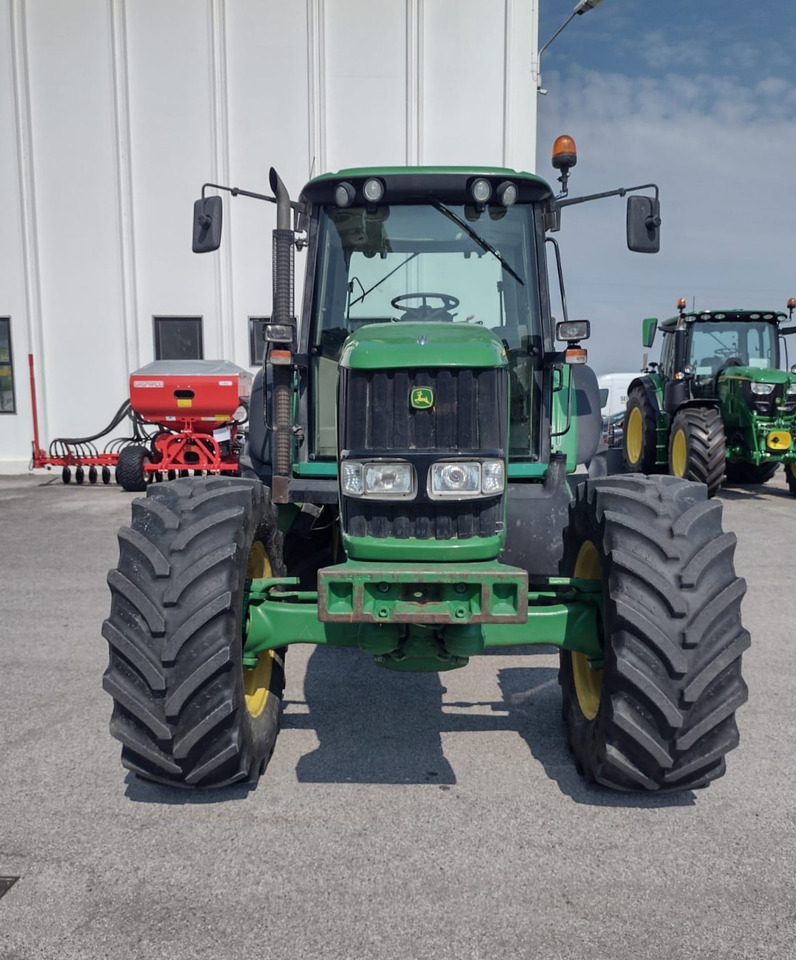 JOHN DEERE 6520 PREMIUM - Traktor: slika JOHN DEERE 6520 PREMIUM - Traktor JOHN DEERE 6520 PREMIUM - Traktor: slika JOHN DEERE 6520 PREMIUM - Traktor