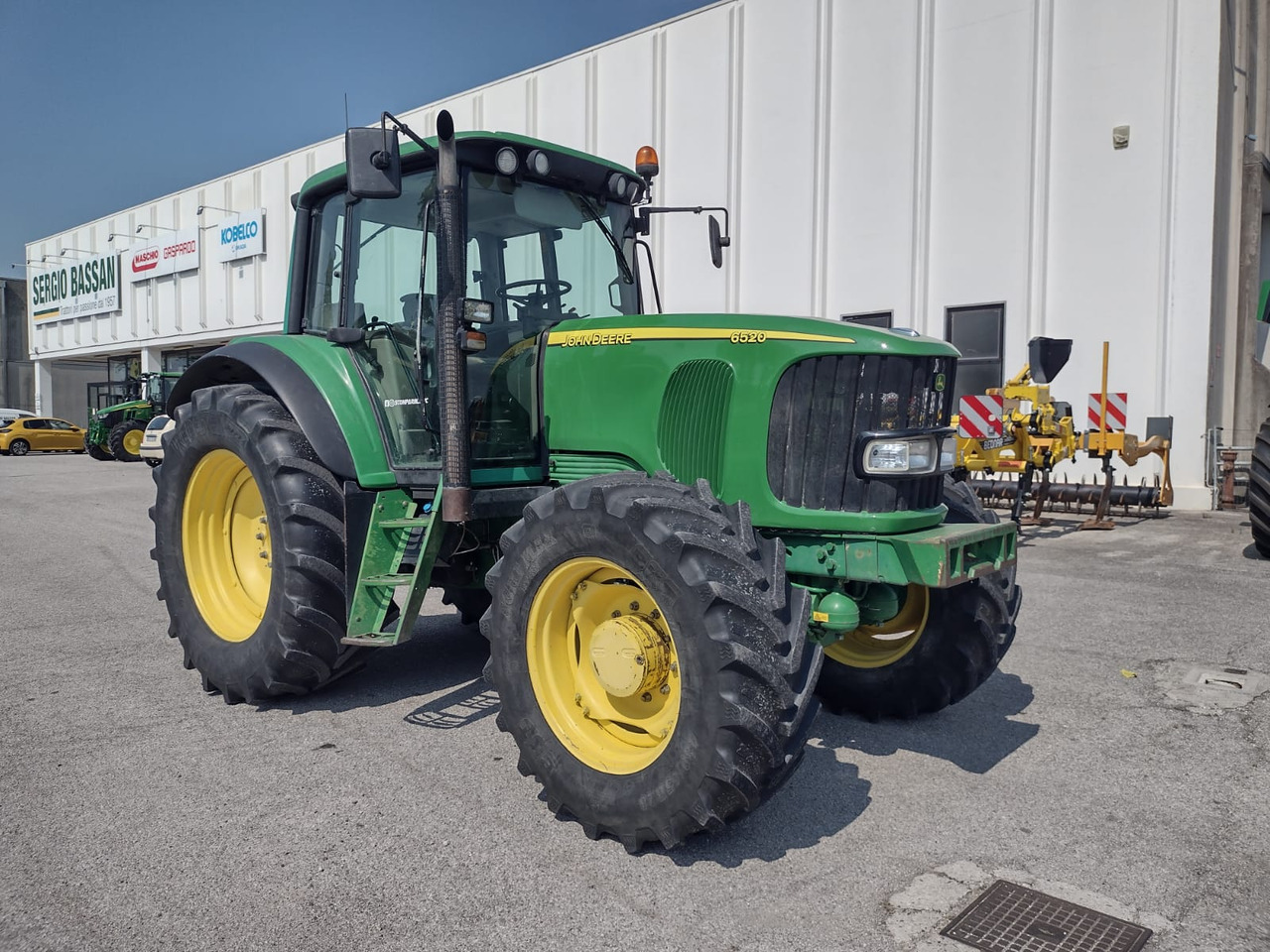 JOHN DEERE 6520 PREMIUM - Traktor: slika JOHN DEERE 6520 PREMIUM - Traktor JOHN DEERE 6520 PREMIUM - Traktor: slika JOHN DEERE 6520 PREMIUM - Traktor