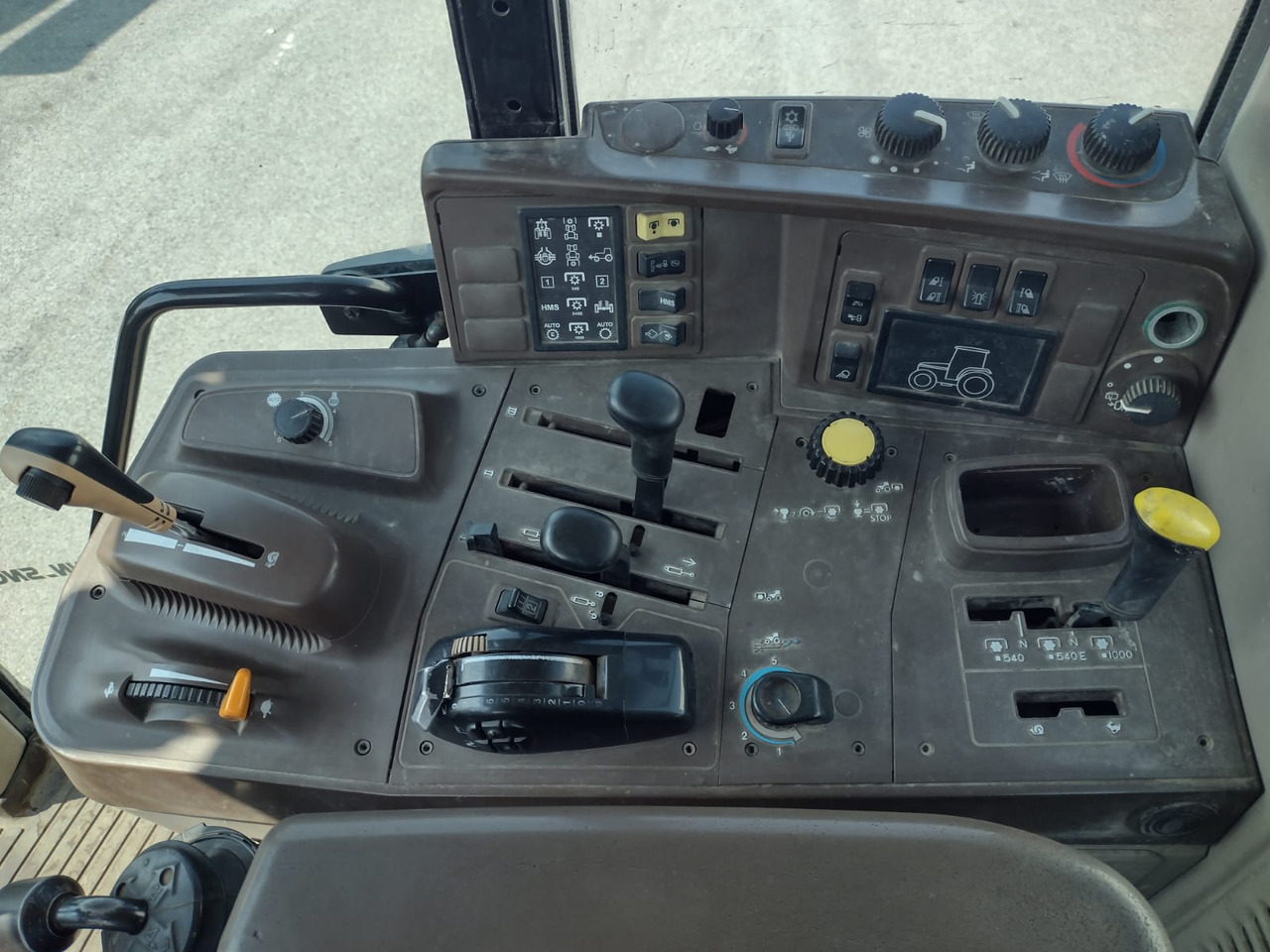 JOHN DEERE 6520 PREMIUM - Traktor: slika JOHN DEERE 6520 PREMIUM - Traktor JOHN DEERE 6520 PREMIUM - Traktor: slika JOHN DEERE 6520 PREMIUM - Traktor