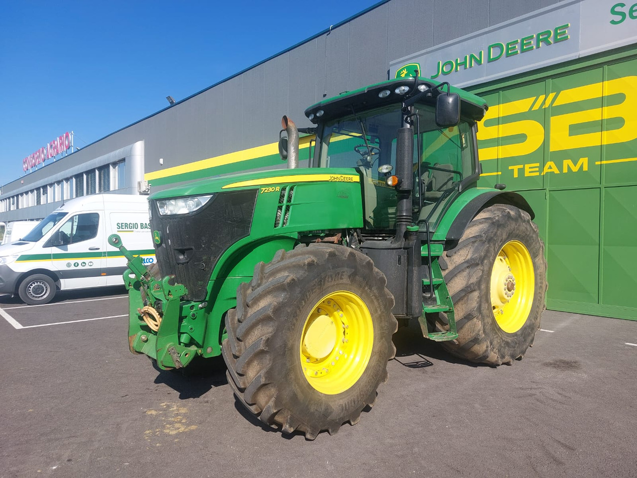 JOHN DEERE 7230 R - Traktor: slika JOHN DEERE 7230 R - Traktor JOHN DEERE 7230 R - Traktor: slika JOHN DEERE 7230 R - Traktor