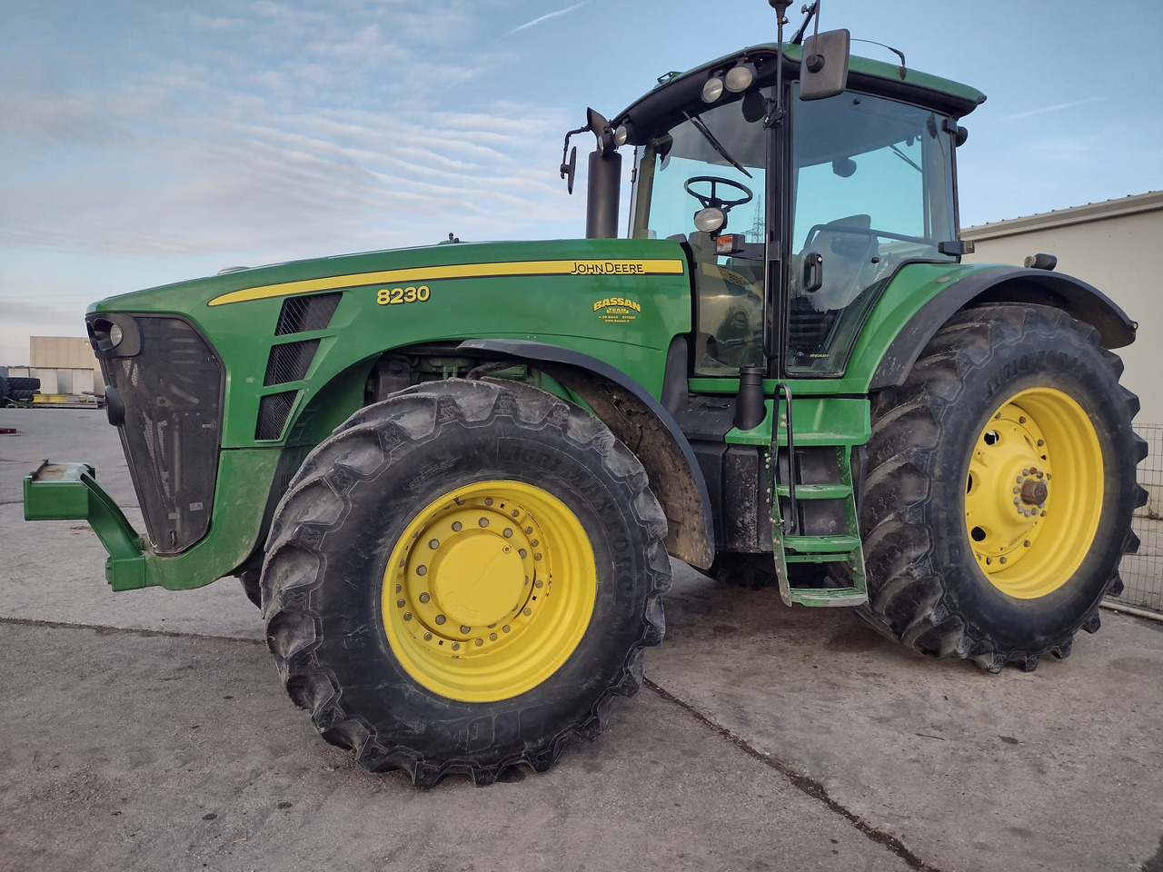 JOHN DEERE 8230 - Traktor: slika JOHN DEERE 8230 - Traktor JOHN DEERE 8230 - Traktor: slika JOHN DEERE 8230 - Traktor