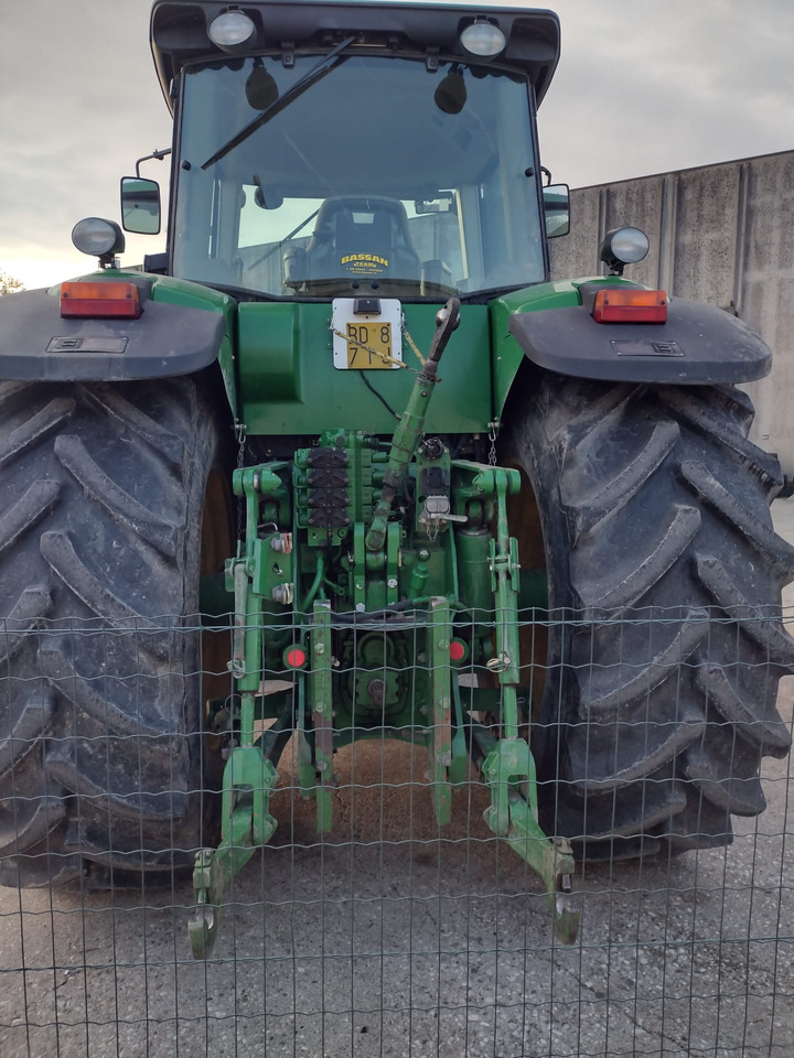 JOHN DEERE 8230 - Traktor: slika JOHN DEERE 8230 - Traktor JOHN DEERE 8230 - Traktor: slika JOHN DEERE 8230 - Traktor