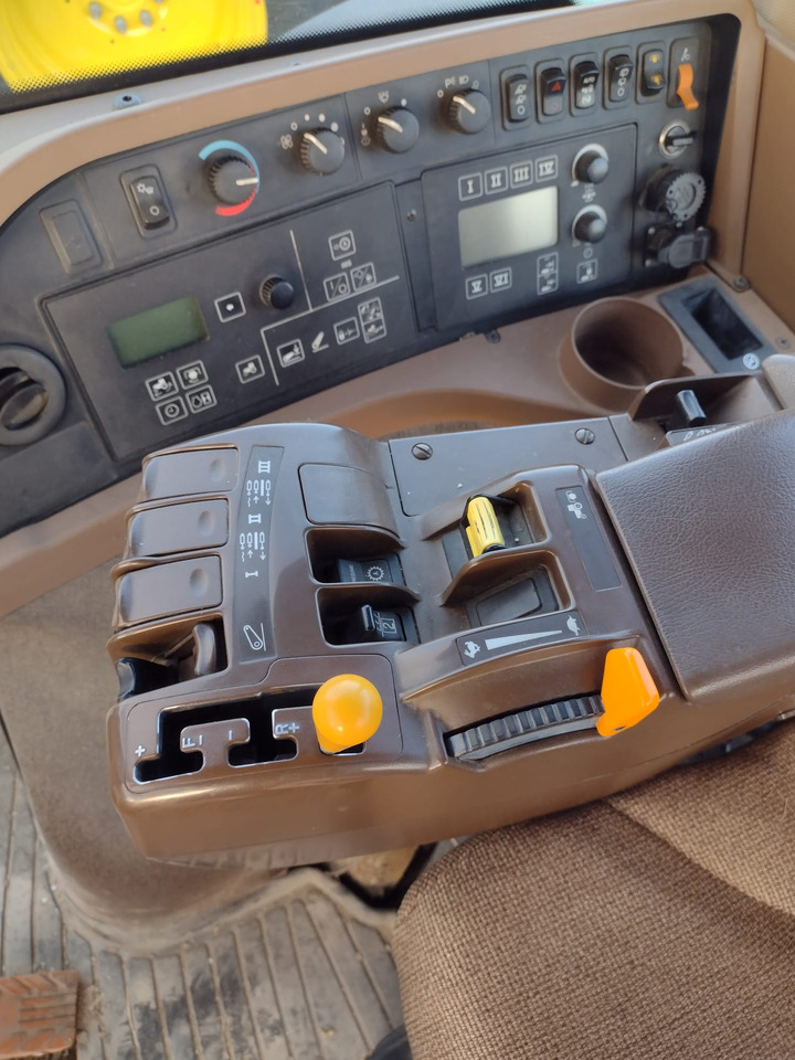 JOHN DEERE 8230 - Traktor: slika JOHN DEERE 8230 - Traktor JOHN DEERE 8230 - Traktor: slika JOHN DEERE 8230 - Traktor